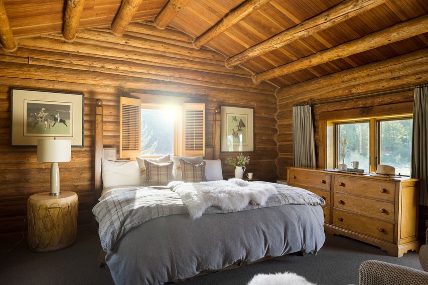 King bed in Duplex Cabin